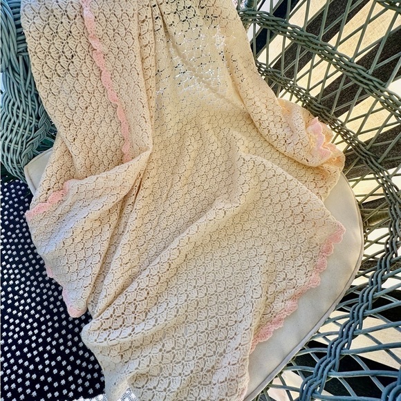 VINTAGE, BEAUTIFULLY HANDMADE, BABY BLANKET. CREAM COLOR WITH PINK TRIM. - Picture 7 of 11